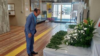 平和記念献花